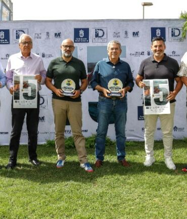 Open Water 15 aniversario Maspalomas con llegada de nadadores al Faro