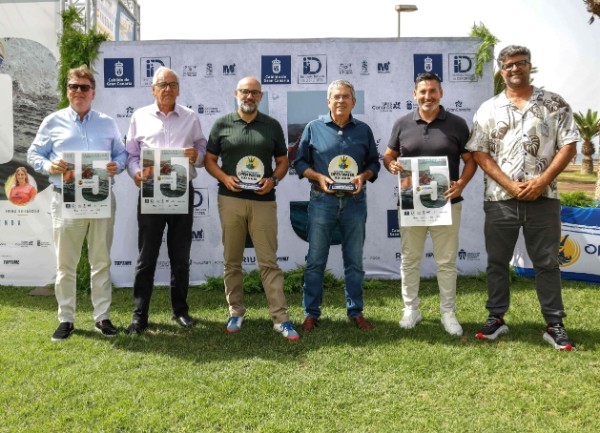 Open Water 15 aniversario Maspalomas con llegada de nadadores al Faro