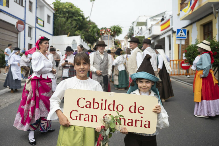La Romería del Pino con más de 30.000 personas en la ofrenda a Nuestra Señora del Pino en Teror