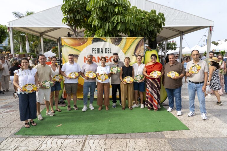 Feria del Mango y el Aguacate de Mogán con agricultores y productos locales en la Avenida de Los Marrero