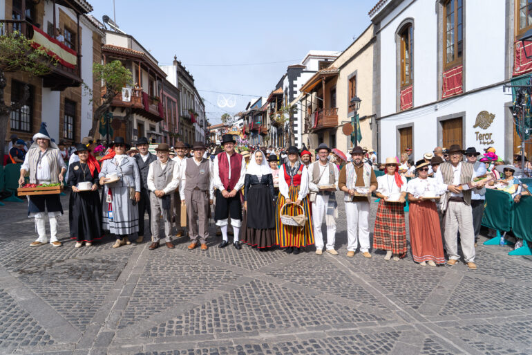 Romería del Pino con San Bartolomé y su carreta con la imagen de Santiago del Pinar